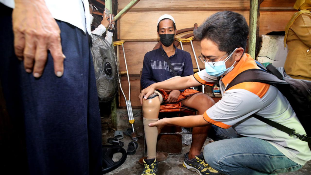 Wali Kota Surabaya menyerahkan bantuan kaki palsu kepada penyandang amputasi di Surabaya