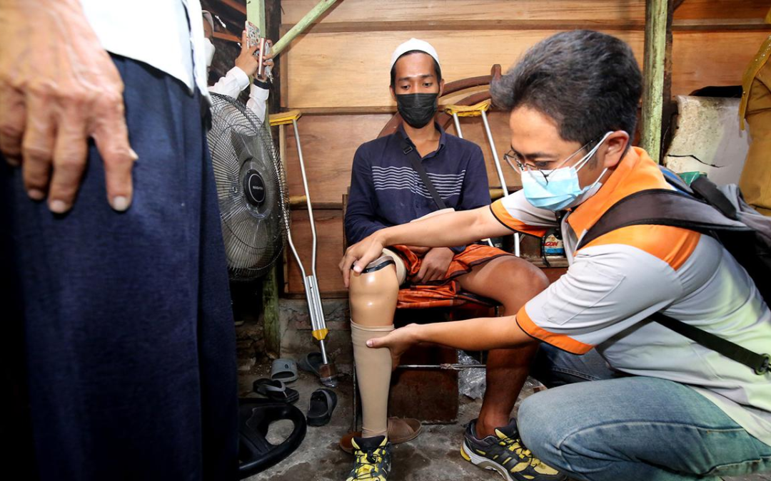 Kado Kaki Palsu untuk Mannan dan Mahrus, 2 Difabel Surabaya Itu Kini Bisa Berjalan